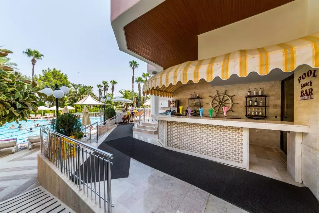 کافه کنار استخر هتل آکوا